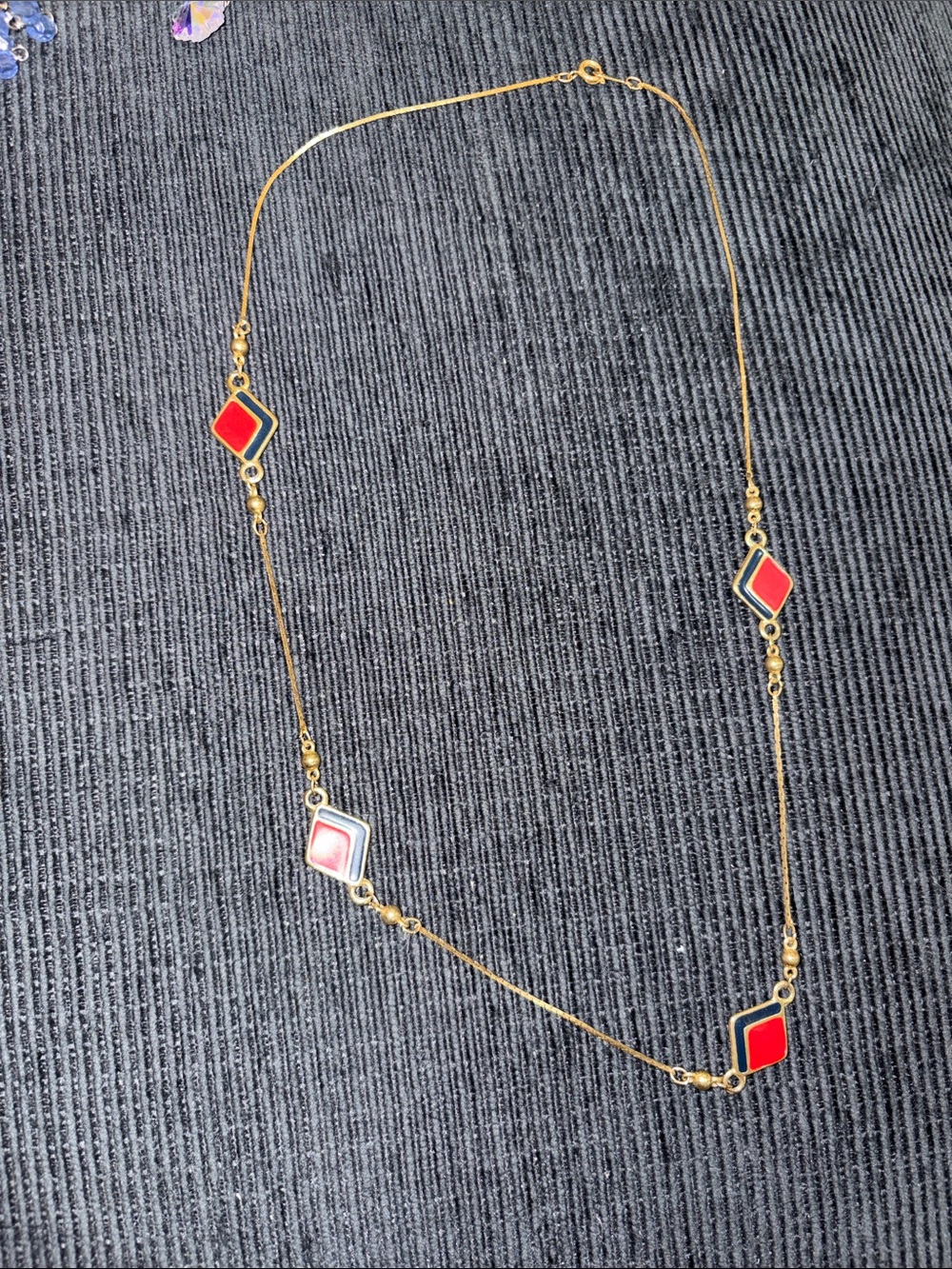 18-Gold Chain Necklace with Red Diamond-Shaped Accents